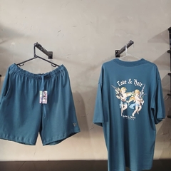 Conjunto Camiseta Over Size, Bermuda de Malha Street, Estampa contemporânea.
