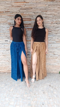 Calça pantalona Bordada