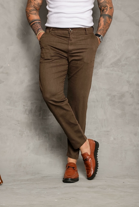 Calça Alfaiataria Sarja Texturizada Marrom - comprar online