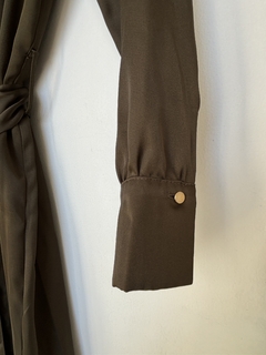 Vestido camisero de genero satinado con detalles dorados - SILDIMARIO