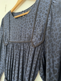 Imagen de Vestido de genero satinado animal print con faja en la cintura