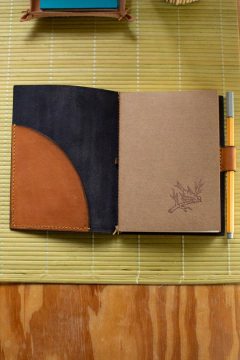 Sketchbook com capa de couro ~ Pintura artesanal na internet