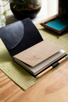 Sketchbook com capa de couro ~ Pintura artesanal - comprar online