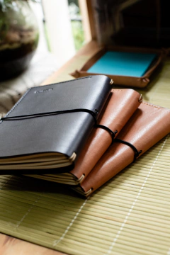 Sketchbook com capa de couro ~ Pintura artesanal na internet