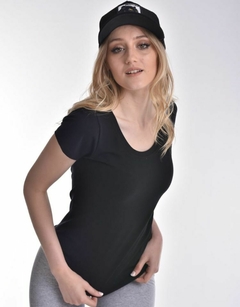 Remera básica de algodón y lycra. - MINORISTA