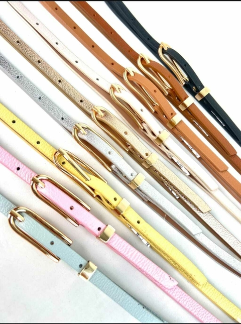 CINTO CELESTE COM FIVELA FINA ARREDONDADA