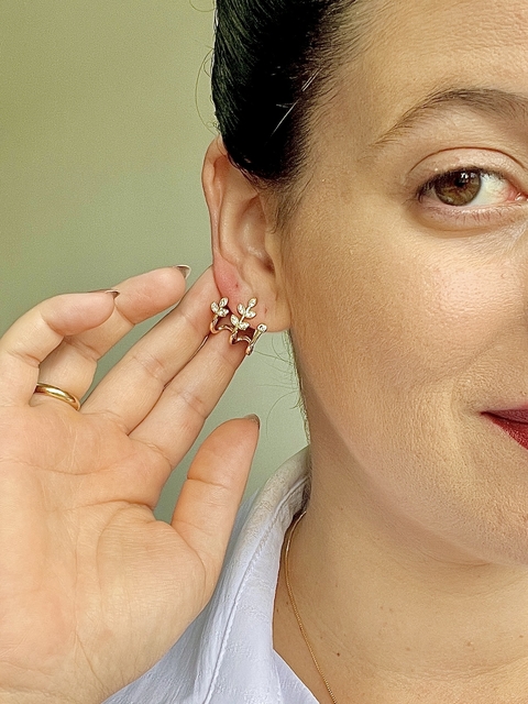 Brinco lateral folhas com detalhes em zircônias banhado a ouro 18k - comprar online