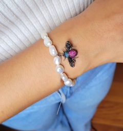 Pulseira Silicone Pérola Natural E Pingente Inseto Cravejado na internet