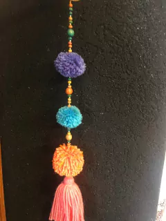 Tira de pompones con canutillos de madera
