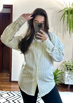 Camisa oversized listrada verde bebê