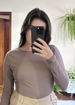 Blusa de malha gola canoa marrom
