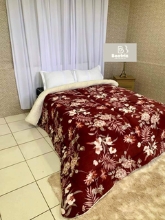 Coberdrom Sherpa - Lã de Carneiro - QUEEN - Estampado Floral Vinho