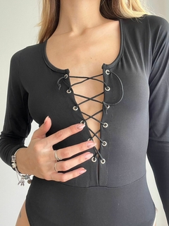 Body con ojalillos