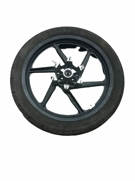 Rueda delantera 90/90-17 con detalles Bajaj