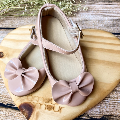 Sapato infantil Chanel com laço Nude