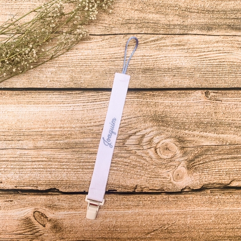 Prendedor de chupeta com nome