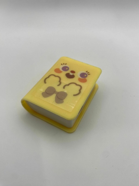 Kit borracha e apontador - livrinho amarelo