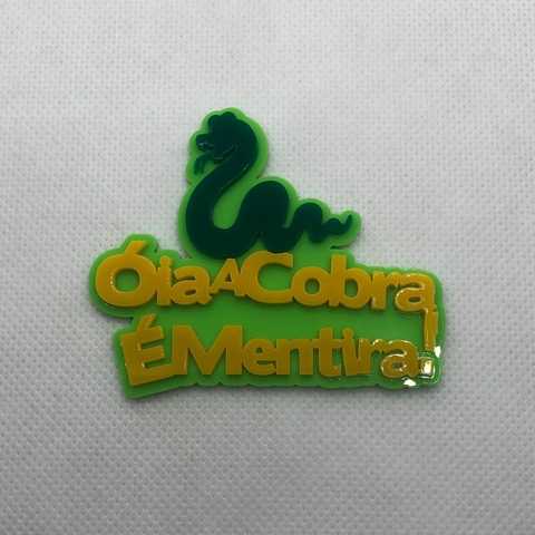 APLIQUE DE ACRILICO COLORIDO "ÓIA A COBRA É MENTIRA" - UNIDADE