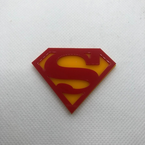 APLIQUE EM ACRÍLICO SÍMBOLO SUPER HOMEM SOBREPOSTO 5 CM - UNIDADE