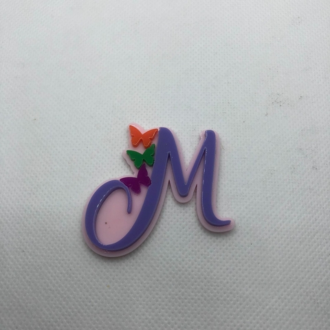 APLIQUE EM ACRÍLICO LETRA M SOBREPOSTO JARDIM 5 CM - UNIDADE
