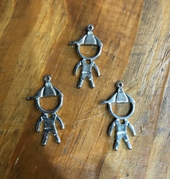 pingente metal menino 3 cm - unidade