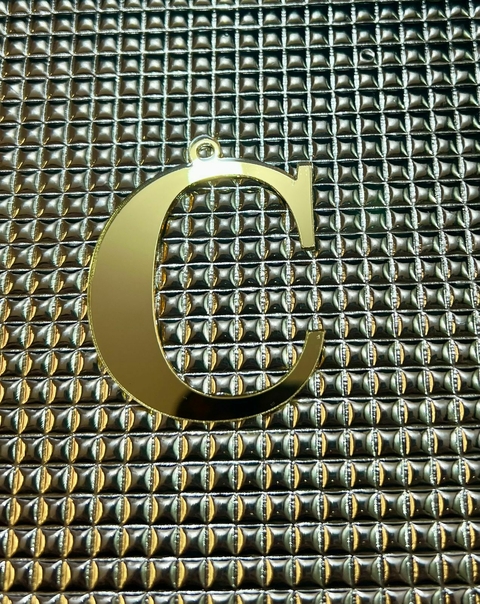 ACRÍLICO LETRA C 5CM C FURO - comprar online