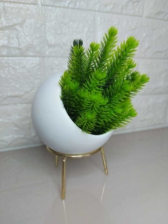 Imagem do Vaso Redondo Branco com Suporte Dourado