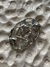 Broche Prata Louvre - Terre Brechó