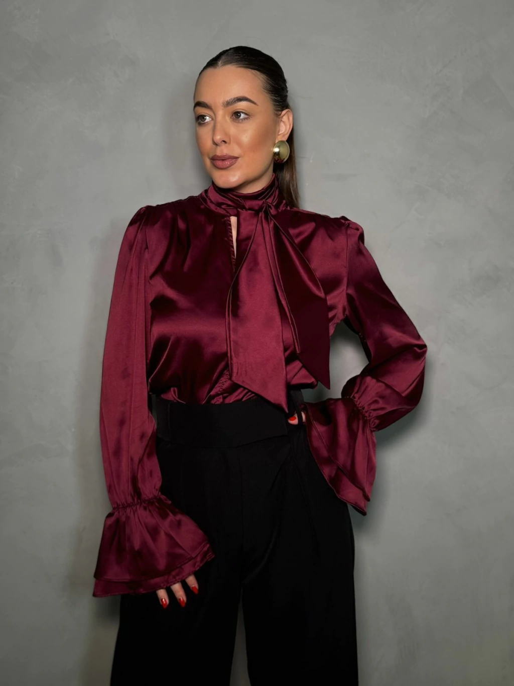 BLUSA EM CETIM COM AMARRAÇÃO