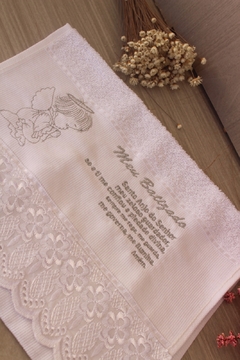 Toalha Bordada para Batizado 30x45cm – Com Oração do Anjo e Renda