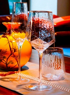 2 Taças de Cristal Martelado Borda Dourada Taj 600ml Wolff - P&B Decor
