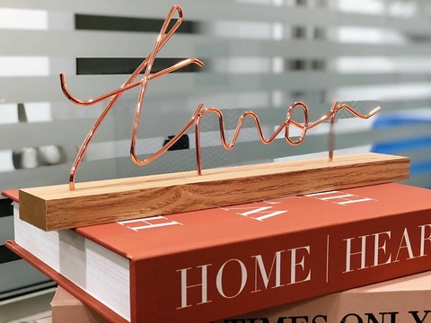 Amor Decorativo em Metal e Madeira Rose