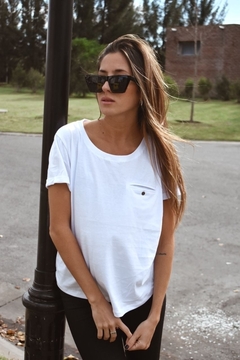 Remera Bolsillo y Boton JAZMIN - tienda online