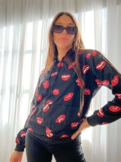 BUZO CANGURO ENGOMADO BOQUITAS NEGRO - comprar online