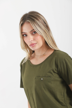 Remera Bolsillo y Boton JAZMIN