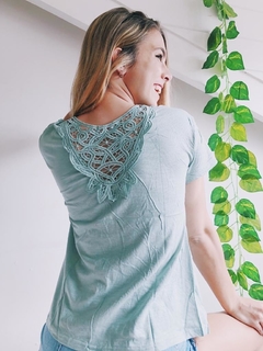 REMERA CON APLIQUE DUMAS - tienda online