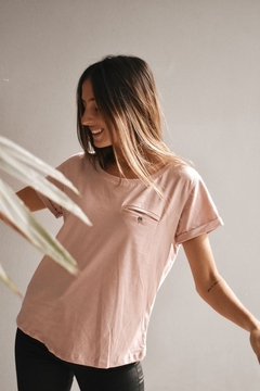 Remera Bolsillo y Boton JAZMIN en internet