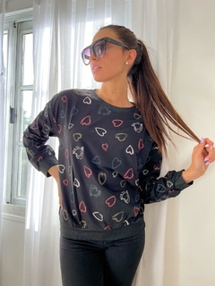 BUZO ENGOMADO CORAZONES CRESPO NEGRO