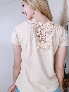 REMERA CON APLIQUE DUMAS - comprar online