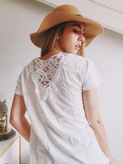 REMERA CON APLIQUE DUMAS en internet