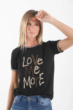 Remera LOVE ME MORE VT5100 - comprar online