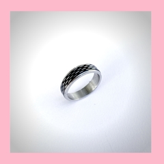 Anillo tipo Alinza con detalles en Negro