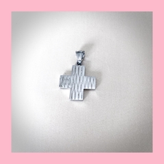 Dije de Cruz de equilibrio labrada