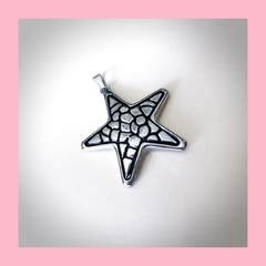 Dije de Estrella en Acero Quirúrgico con Detalles Esmaltados en Negro
