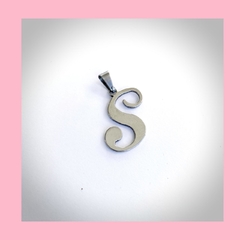 Dije de la letra "S" en Acero Quirúrgico