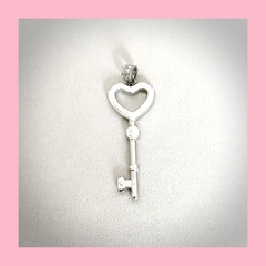 Dije de Llave con Corazón en Acero Quirúrgico