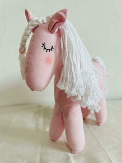 Caballito de tela artesanal