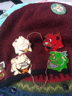 BAKUGRRR y KIRIBARF - PIN metálico con cadena en internet