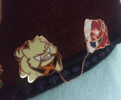 BAKUGRRR y TODOWAN- PIN metálico con cadena - comprar en línea