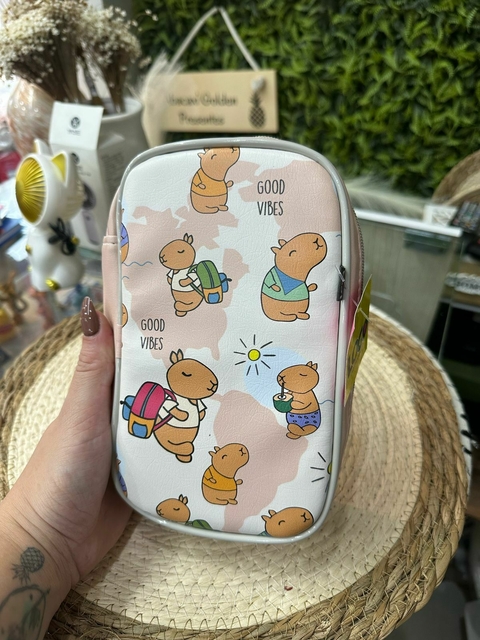 Estojo Necessaire Capivara - comprar online